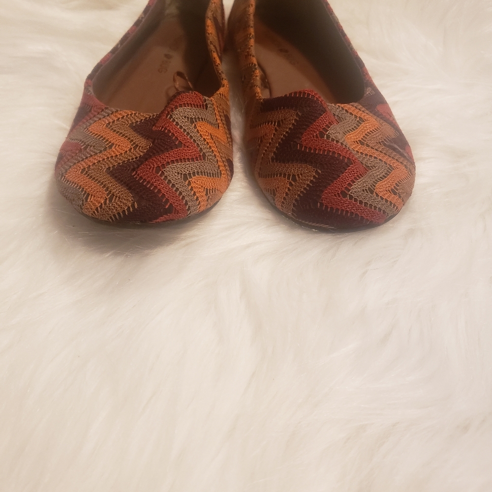 Fashion bug colorful tan and red flats